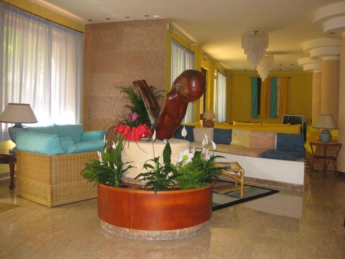 Hotel Silvi Силви Марина Екстериор снимка
