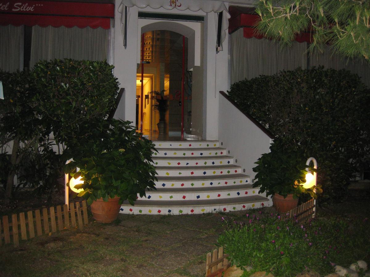 Hotel Silvi Силви Марина Екстериор снимка