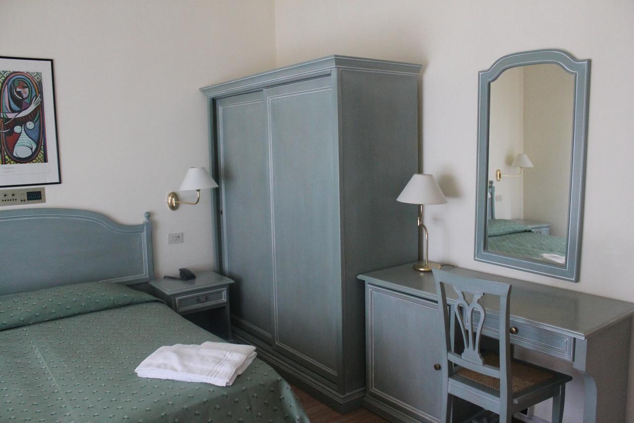 Hotel Silvi Силви Марина Стая снимка