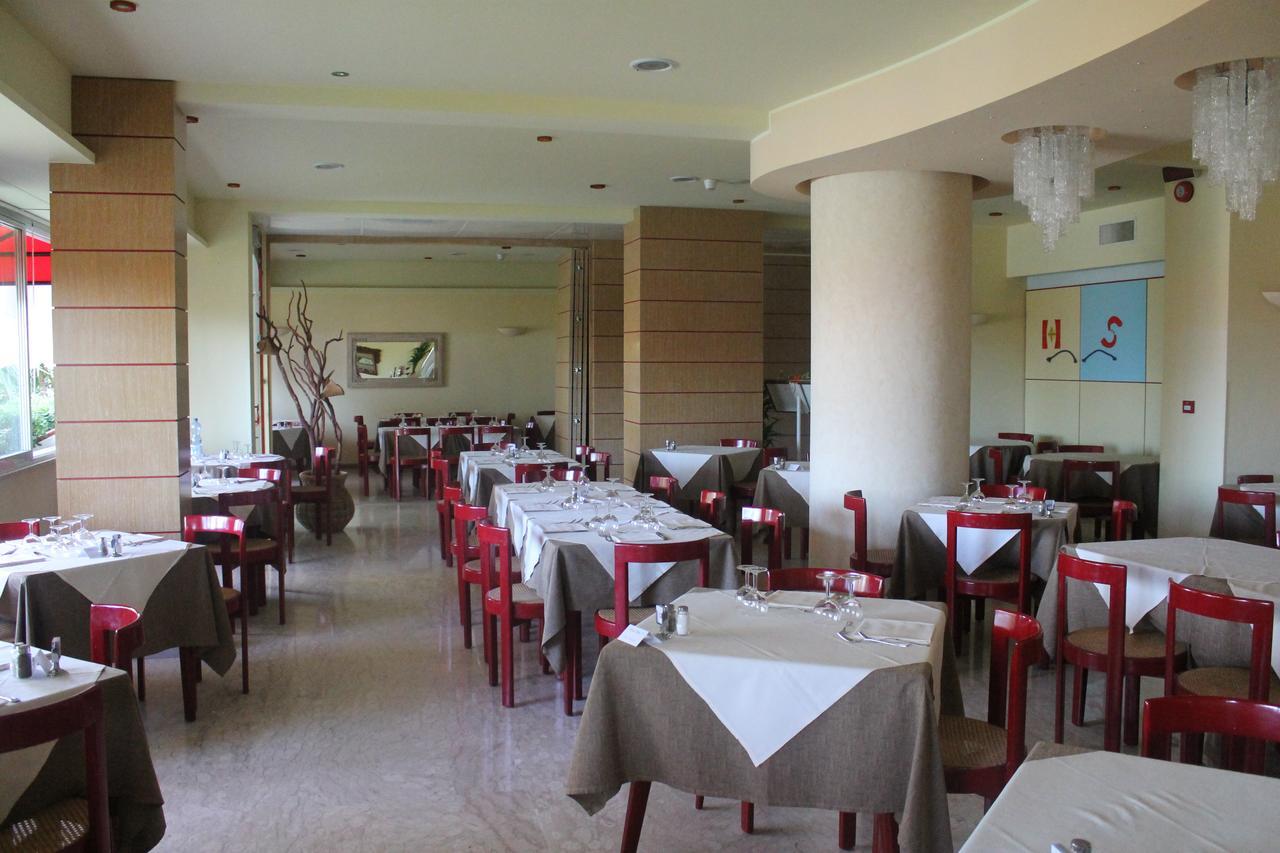 Hotel Silvi Силви Марина Екстериор снимка