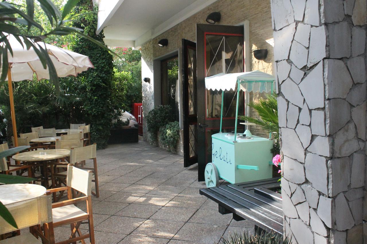 Hotel Silvi Силви Марина Екстериор снимка